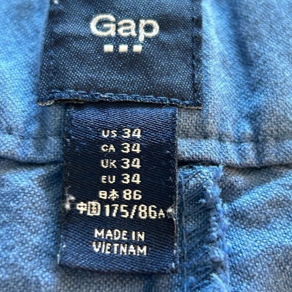 B149. Gap blue striped shorts 34 waist - Picture 2 of 4